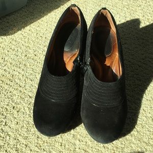 Clark’s black suede Society booty size 8.5